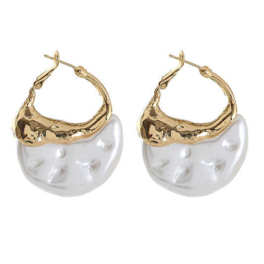 Snow Earrings - elegant round pearl and alloy drop earrings by SIETE Y UNO
Gold and silver hoop earrings on a white background